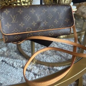 Louis Vuitton Monogram Pochette Twin
GM Shoulder Bag